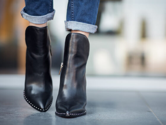 acercamiento de pies de mujer con botas negras de tacón