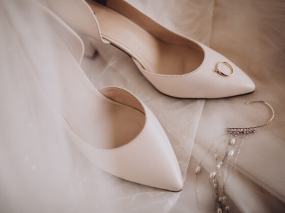 zapatos de novia comodos con velo y anillos