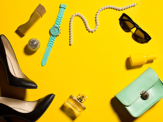 zapatos de tacón y accesorios de moda sobre fondo amarillo