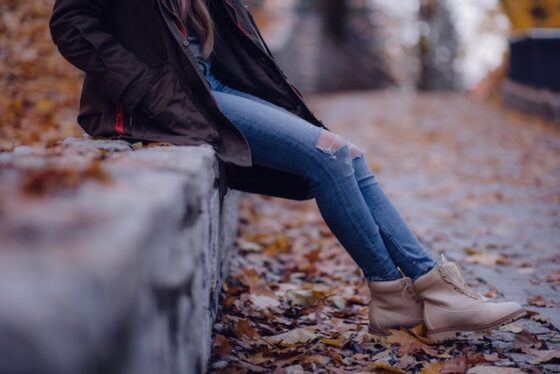 Pedro Miralles Weekend- mujer con zapato casual sentada en parque con botas