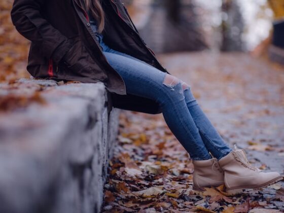 Pedro Miralles Weekend- mujer con zapato casual sentada en parque con botas