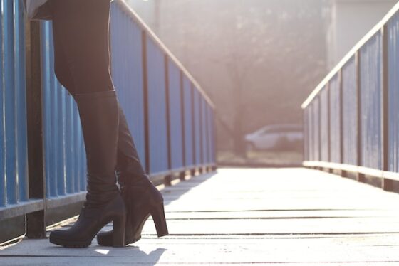 Pedro Miralles Botas- Mujer en puente usando botal altas negras