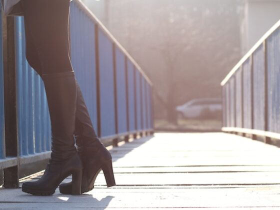Pedro Miralles Botas- Mujer en puente usando botal altas negras