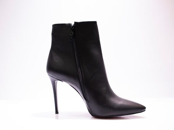 zapatos de mujer online en rebajas- primero plano de botín de tacón negro